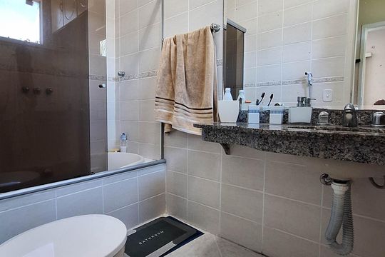 Banheiro da Suíte 1 de casa de condomínio para alugar com 4 quartos, 277m² em Matapaca, Niterói