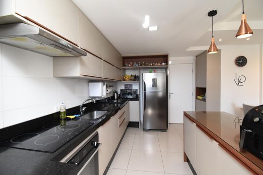 Sala e Cozinha de apartamento à venda com 2 quartos, 69m² em Boa Vista, Curitiba