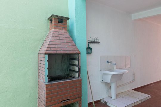 Churrasqueira de casa para alugar com 2 quartos, 90m² em Jardim das Oliveiras, São Paulo