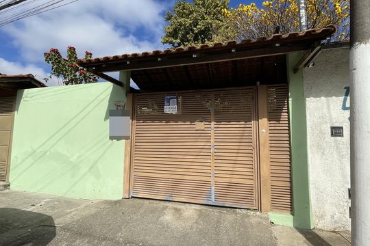 Fachada + Placa de casa para alugar com 2 quartos, 90m² em Jardim das Oliveiras, São Paulo