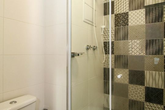 Banheiro de kitnet/studio para alugar com 1 quarto, 27m² em Cerqueira César, São Paulo