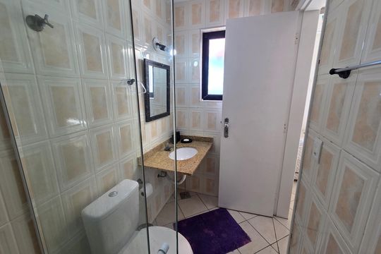 Banheiro da Suíte 1 de apartamento para alugar com 2 quartos, 80m² em Vilamar, Praia Grande