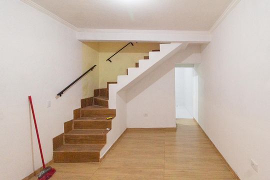 Sala de casa para alugar com 2 quartos, 171m² em Jardim Carapicuiba, Carapicuíba