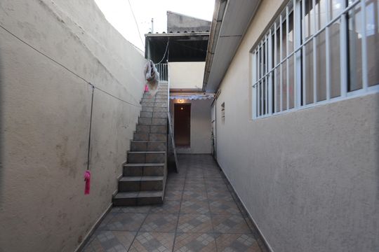 Corredor de acesso de casa para alugar com 1 quarto, 35m² em Vila Celeste, São Paulo