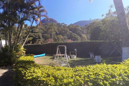 Fachada de casa para alugar com 4 quartos, 50m² em Araras, Petrópolis