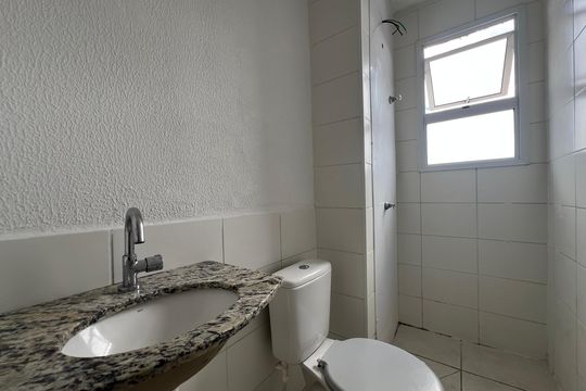 Banheiro Social de apartamento para alugar com 2 quartos, 43m² em Arvoredo Ii, Contagem