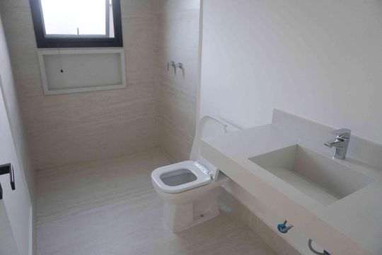 Banheiro da Suíte 3 - Principal de casa de condomínio para alugar com 4 quartos, 312m² em Sítio do Rosário, Barueri