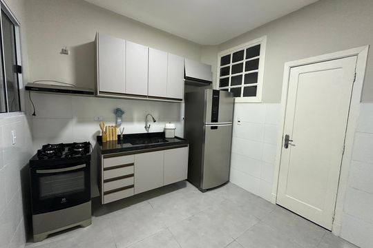 Cozinha de apartamento para alugar com 3 quartos, 103m² em Itararé, São Vicente