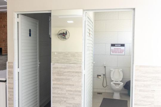 Banheiro garagem de casa para alugar com 3 quartos, 225m² em Realengo, Rio de Janeiro