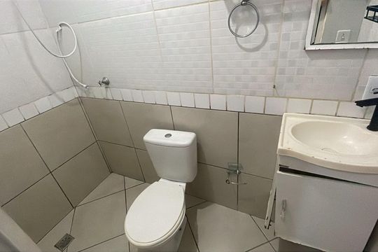 Banheiro social de kitnet/studio para alugar com 1 quarto, 22m² em Cidade Universitária, Campinas