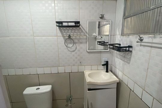 Banheiro social de kitnet/studio para alugar com 1 quarto, 22m² em Cidade Universitária, Campinas
