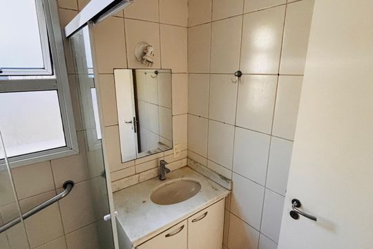 Banheiro social de apartamento para alugar com 2 quartos, 60m² em Residencial Morada dos Lagos, Barueri