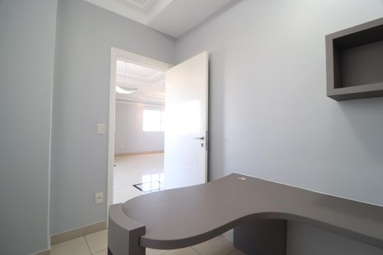 Escritório de apartamento para alugar com 3 quartos, 217m² em Santa Mônica, Uberlândia