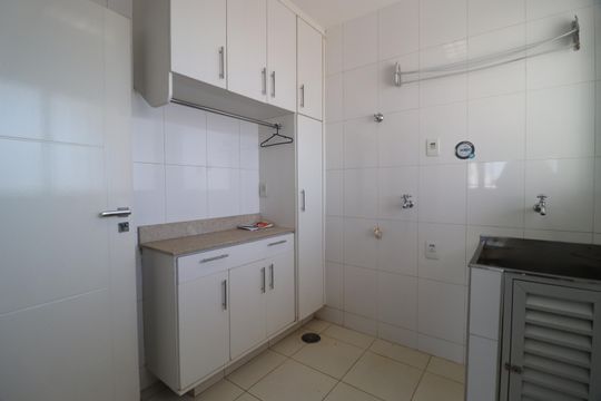 Área de Serviço de apartamento para alugar com 3 quartos, 217m² em Santa Mônica, Uberlândia