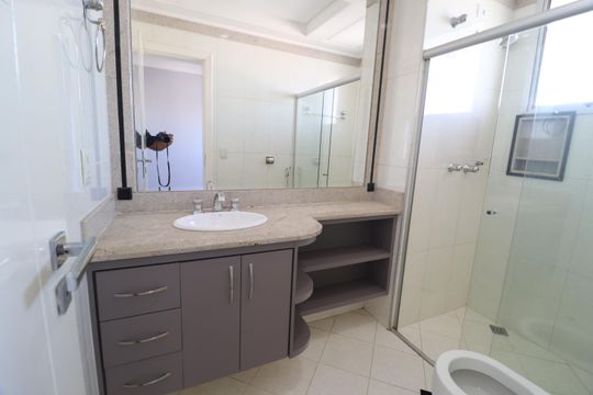 Banheiro do Quarto 1 de apartamento para alugar com 3 quartos, 217m² em Santa Mônica, Uberlândia