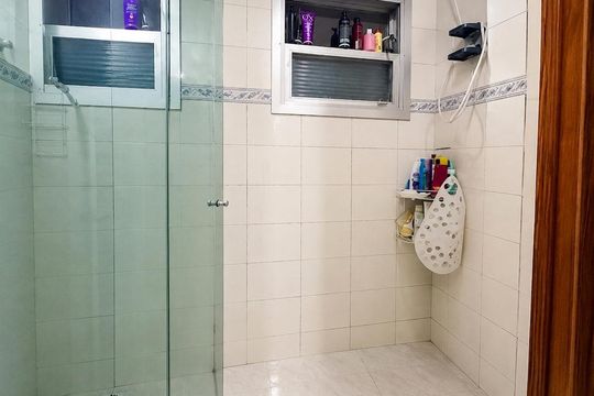 Banheiro de apartamento à venda com 2 quartos, 58m² em Humaitá, Porto Alegre