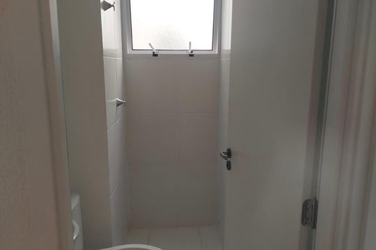Banheiro de apartamento para alugar com 2 quartos, 40m² em Inhoaíba, Rio de Janeiro