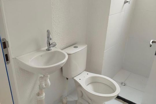 Banheiro de apartamento para alugar com 2 quartos, 40m² em Inhoaíba, Rio de Janeiro
