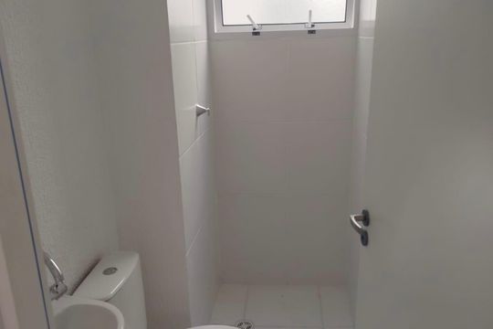 Banheiro de apartamento para alugar com 2 quartos, 40m² em Inhoaíba, Rio de Janeiro
