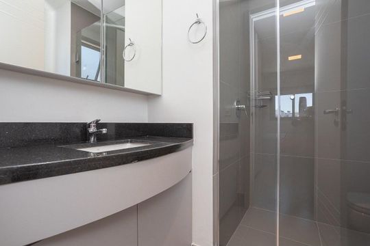 Banheiro de kitnet/studio para alugar com 1 quarto, 38m² em Jardim Europa, Porto Alegre