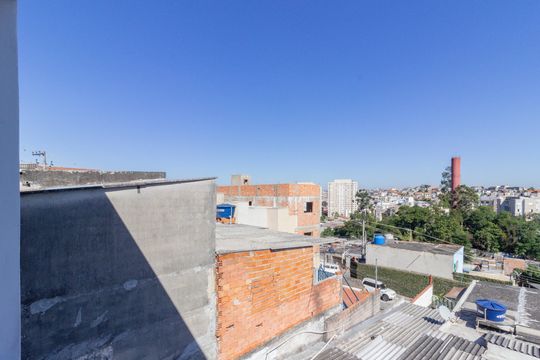 Vista Quarto 1 de casa à venda com 2 quartos, 73m² em Vila Yara, São Paulo