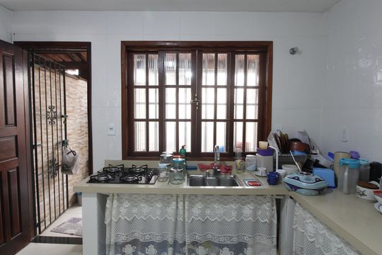 Cozinha de casa de condomínio para alugar com 2 quartos, 102m² em Jardim Excelcior, Cabo Frio