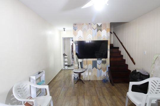 Sala de casa de condomínio para alugar com 2 quartos, 102m² em Jardim Excelcior, Cabo Frio