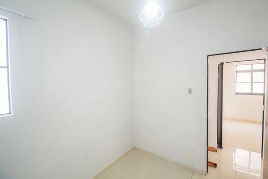 Quarto 1 de casa para alugar com 2 quartos, 150m² em Bento Ribeiro, Rio de Janeiro