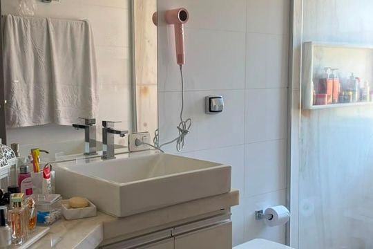 Banheiro da suíte de apartamento à venda com 4 quartos, 185m² em Belvedere, Belo Horizonte