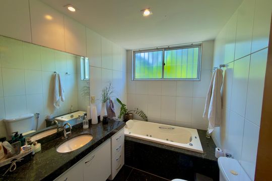Banheiro de apartamento à venda com 4 quartos, 180m² em Pampulha, Belo Horizonte
