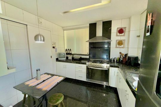 Cozinha de apartamento à venda com 4 quartos, 180m² em Pampulha, Belo Horizonte