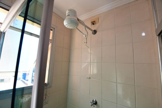 Banheiro de kitnet/studio para alugar com 1 quarto, 40m² em Vila Itapura, Campinas