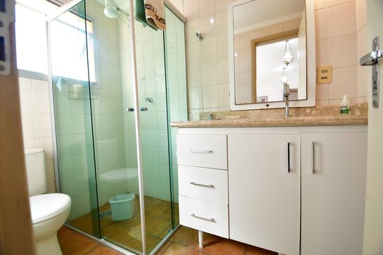 Banheiro de kitnet/studio para alugar com 1 quarto, 40m² em Vila Itapura, Campinas