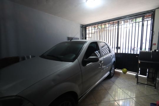 Garagem de casa à venda com 4 quartos, 237m² em Vila Paulo Silas, São Paulo