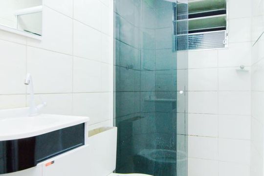 Banheiro  de apartamento para alugar com 2 quartos, 48m² em Vila Galvão, Guarulhos
