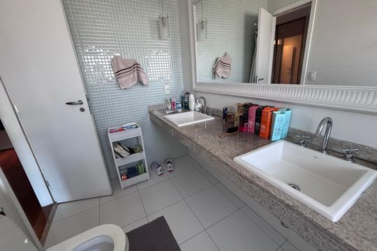 Banheiro do Quarto 4 de apartamento para alugar com 4 quartos, 206m² em Barra da Tijuca, Rio de Janeiro