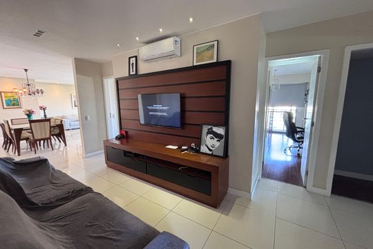 Sala de TV de apartamento para alugar com 4 quartos, 206m² em Barra da Tijuca, Rio de Janeiro