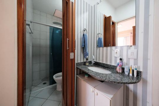 Banheiro de casa de condomínio à venda com 2 quartos, 119m² em Vila Talarico, São Paulo