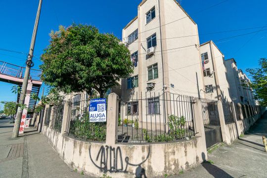 Fachada do Prédio com placa de apartamento para alugar com 2 quartos, 55m² em Irajá, Rio de Janeiro