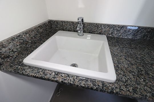 Banheiro de kitnet/studio à venda com 1 quarto, 29m² em Jardim do Salso, Porto Alegre