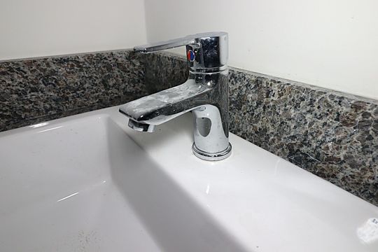 Banheiro de kitnet/studio à venda com 1 quarto, 29m² em Jardim do Salso, Porto Alegre
