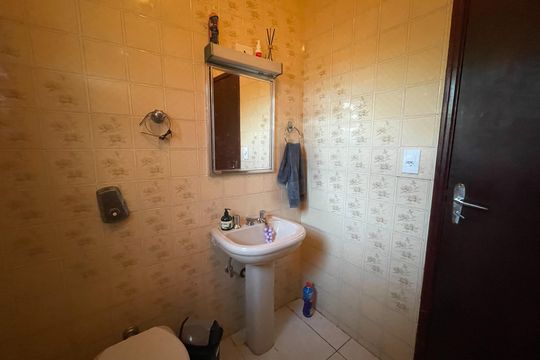 Banheiro social 2 de casa à venda com 3 quartos, 300m² em Vila Albertina, São Paulo