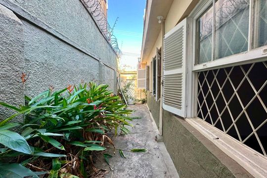 Lateral da casa  de casa para alugar com 3 quartos, 212m² em Serra, Belo Horizonte