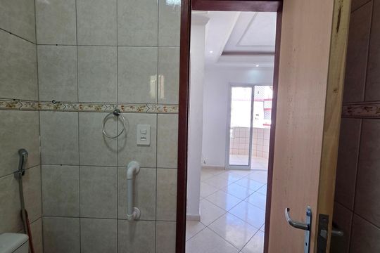 Banheiro de apartamento para alugar com 2 quartos, 88m² em Nova Mirim, Praia Grande