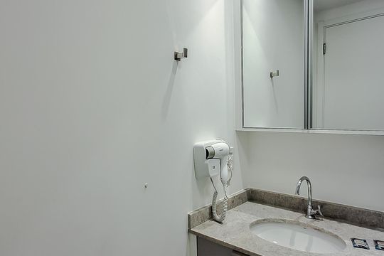 Banheiro de kitnet/studio para alugar com 1 quarto, 27m² em Vila Mariana, São Paulo