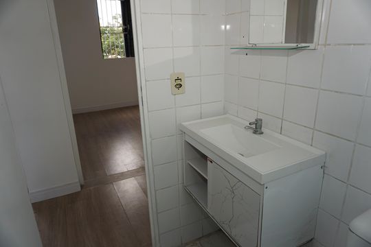 Banheiro de apartamento para alugar com 2 quartos, 55m² em Conjunto Habitacional Parque Valo Velho Ii, Embu das Artes