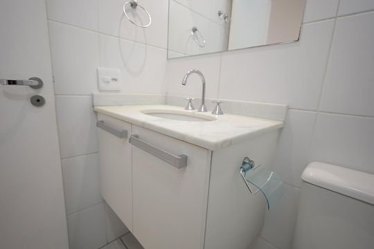 Banheiro de apartamento à venda com 2 quartos, 57m² em Vila Homero Thon, Santo André