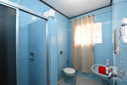 Banheiro social de casa para alugar com 3 quartos, 100m² em São Lourenço, Curitiba