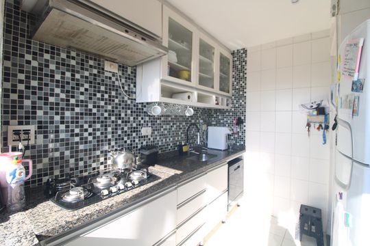 Cozinha de apartamento à venda com 2 quartos, 57m² em Interlagos, São Paulo