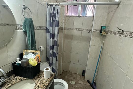 Banheiro de apartamento para alugar com 2 quartos, 60m² em Centro, São Vicente
